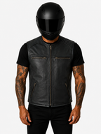 Frontansicht Rogue Rider Motorrad Lederweste aus glattem Rindsleder, Frontansicht, Gun-Brass YKK-Reißverschluss, Bikerfit, vier Außentaschen, klassische Passform.