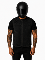 Frontansicht Model  der Iron Brotherhood Wild Leather Weste aus schwarzem Nubuck-Leder