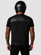 Iron Brotherhood Fusion Motorradweste aus Glattleder an Oberteilen und perforiertem Wildleder im Rest, Frontansicht, Schultersteppung, 2 Außentaschen, 3 Innentaschen, seitlich bis +5 cm verstellbar, Bikerfit.“ back model