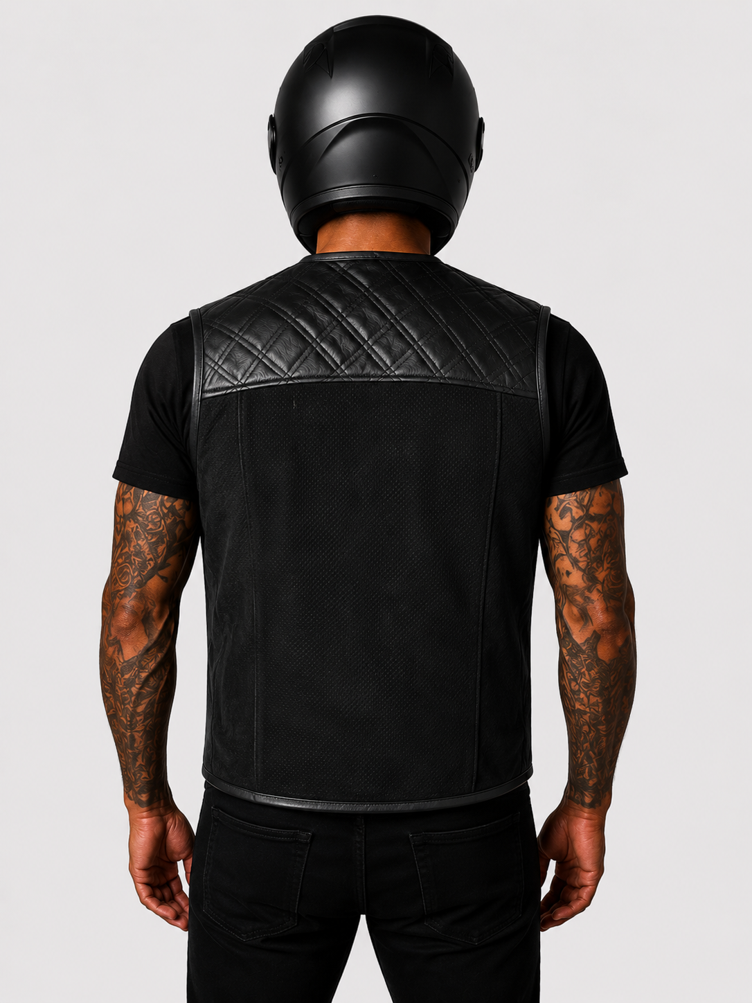 Iron Brotherhood Fusion Motorradweste aus Glattleder an Oberteilen und perforiertem Wildleder im Rest, Frontansicht, Schultersteppung, 2 Außentaschen, 3 Innentaschen, seitlich bis +5 cm verstellbar, Bikerfit.“ back model