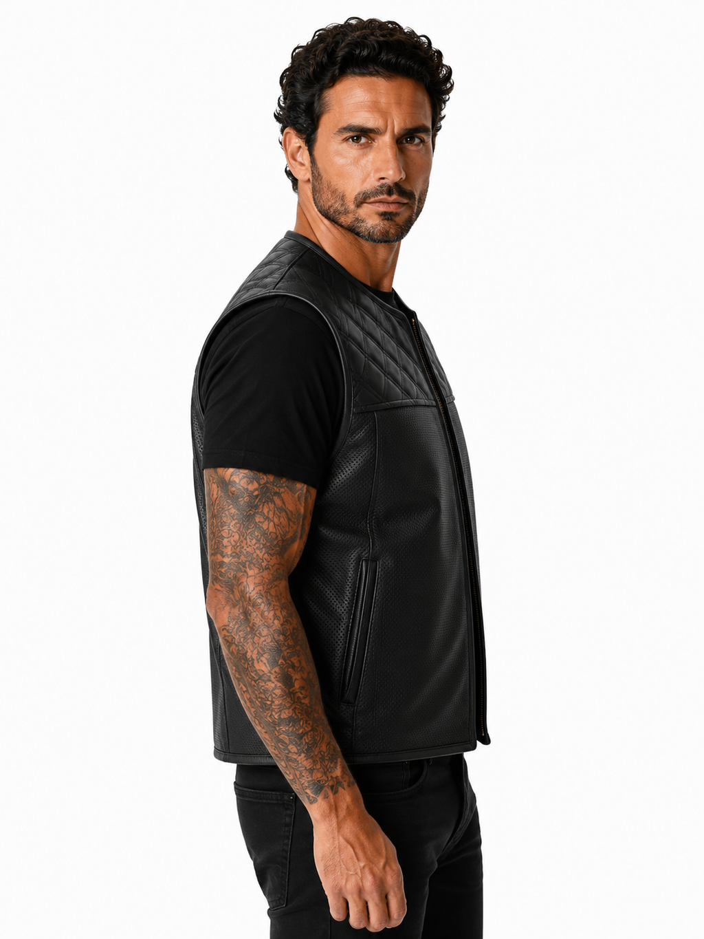 Iron Brotherhood Lederweste aus schwarzem Rindsleder, getragen von Modell, seitliche Verstellreißverschlüsse und Komfort sichtbar