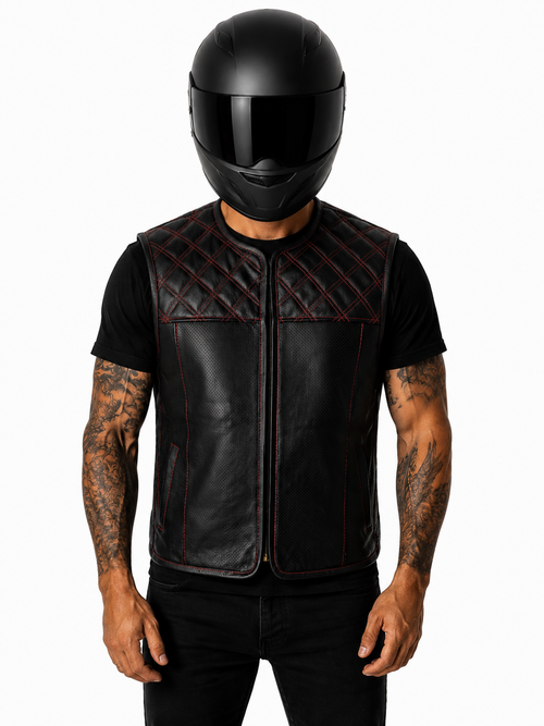 Iron Brotherhood Lederweste in Schwarz mit roten Ziernähten, Frontansicht mit model, Rindsleder, YKK-Reißverschluss, Bikerfit.
