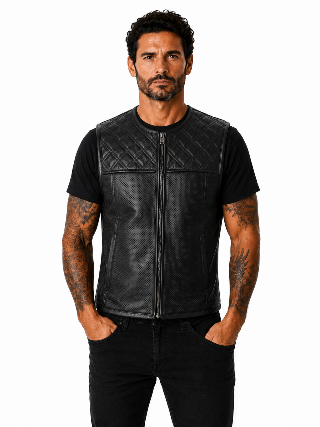 Iron Brotherhood Lederweste aus schwarzem Rindsleder, getragen von Modell, Frontansicht, Biker-Passform sichtbar