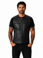 Iron Brotherhood Lederweste aus schwarzem Rindsleder, getragen von Modell, Frontansicht, Biker-Passform sichtbar