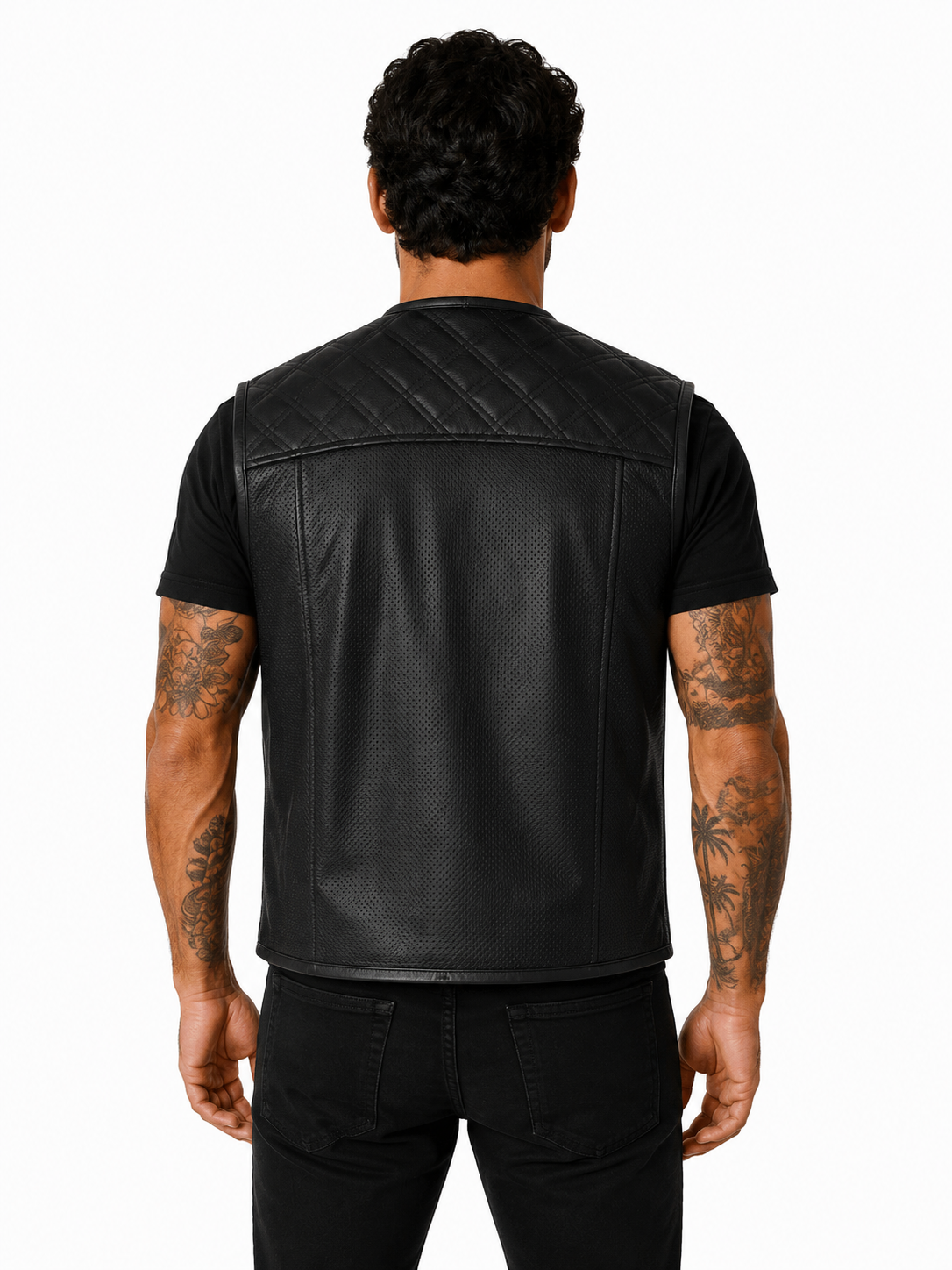 Iron Brotherhood Lederweste aus schwarzem Rindsleder, getragen von Modell, Rückansicht, große Patch-Fläche sichtbar
