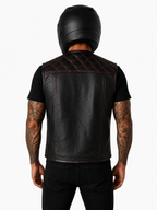 Rückansicht der Iron Brotherhood Lederweste, große Rückenfläche ohne Mittelnaht, schwarze Weste mit roten Nähten, ideal für Patches