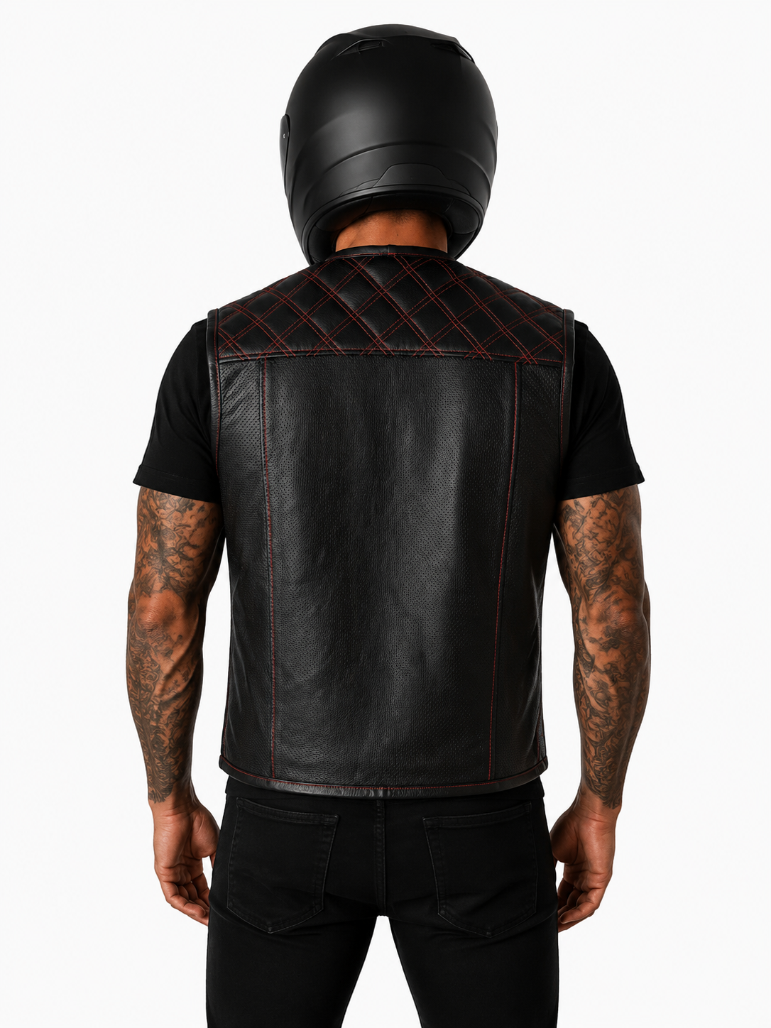 Rückansicht der Iron Brotherhood Lederweste, große Rückenfläche ohne Mittelnaht, schwarze Weste mit roten Nähten, ideal für Patches