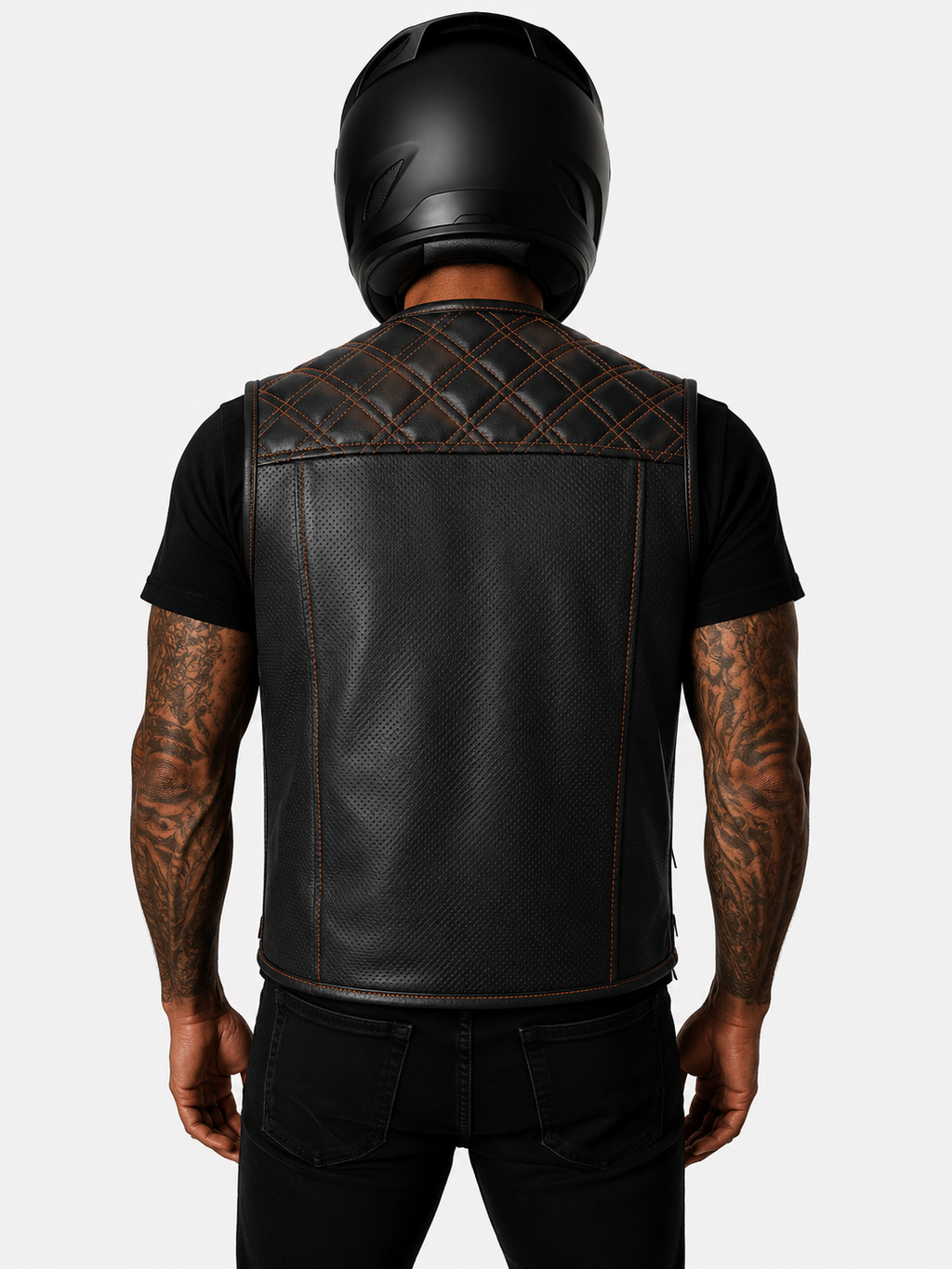 Rückansicht der Iron Brotherhood Lederweste, große Rückenfläche ohne Mittelnaht, schwarze Weste mit orangefarbener Ziernaht, ideal für Patches