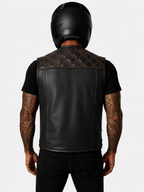 Rückansicht der Iron Brotherhood Lederweste, große Rückenfläche ohne Mittelnaht, schwarze Weste mit orangefarbener Ziernaht, ideal für Patches