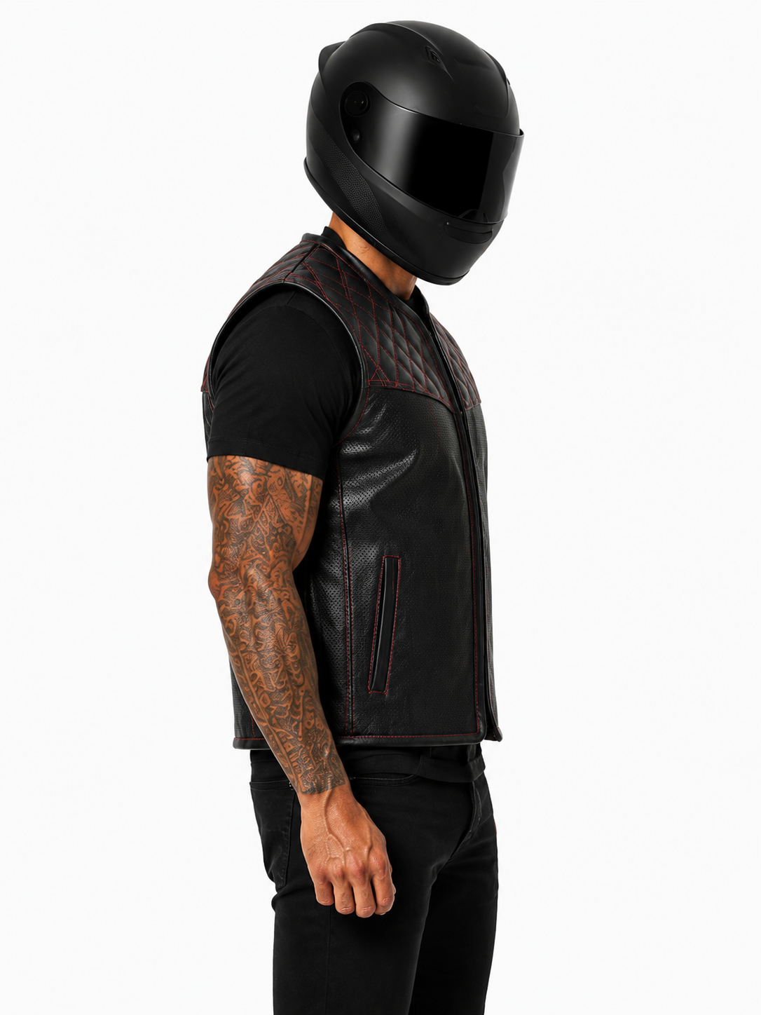 Seitenansicht Model rechts der Iron Brotherhood Lederweste mit roten Nähten, zeigt verstellbare Seitenreißverschlüsse und Taschenposition.