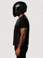 Die Weste bietet einen ergonomischen Bikerfit für Komfort auf und neben dem Motorrad.