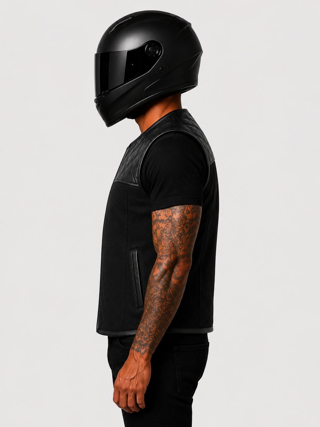 Die Weste bietet einen ergonomischen Bikerfit für Komfort auf und neben dem Motorrad.